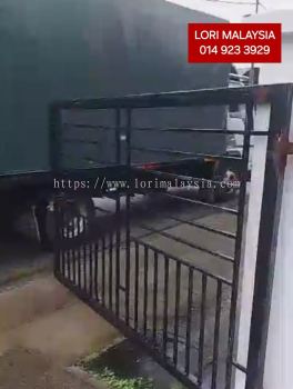 LORI ANGKAT BARANG SUNGAI TIRAM